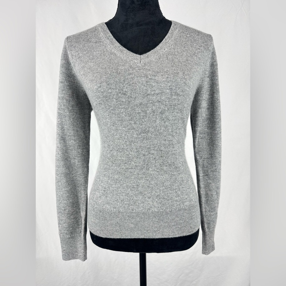 Quince Gray V-Neck 100% Cashmere Sweater